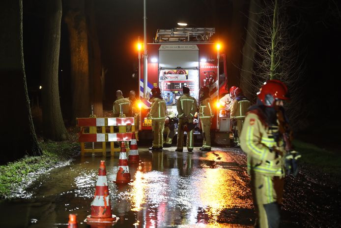 Een omgewaaide boom aan de Heuveleindseweg in Best heeft een waterleiding beschadigd.