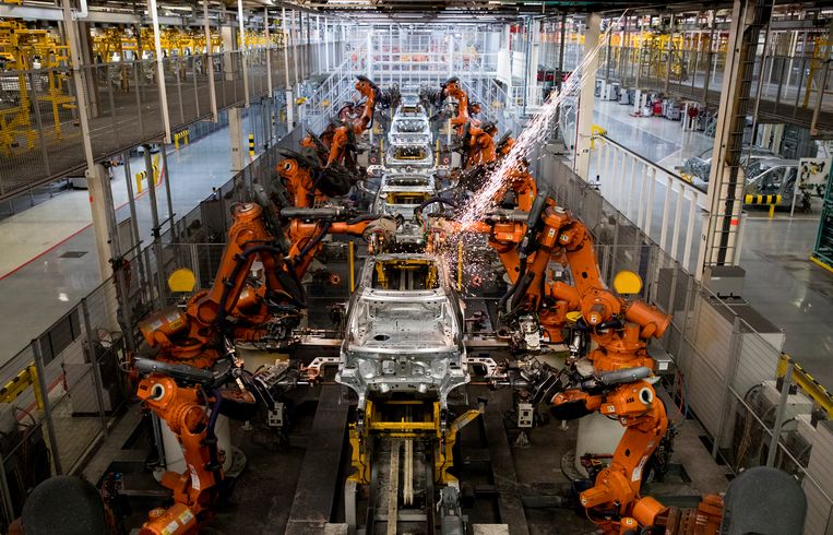  De assemblagelijn bij autofabrikant VDL Nedcar in Born.  Beeld ANP
