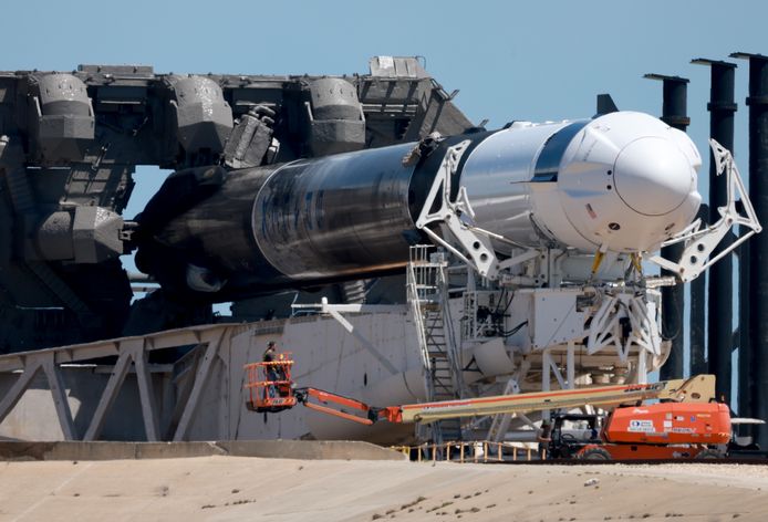 Werknemers bereiden SpaceX's Polaris Dawn Falcon 9 voor op een nieuwe lanceerpoging van op het Kennedy Space Center op 27 augustus 2024 in Cape Canaveral, Florida.