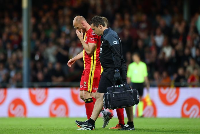 Go Ahead Eagles-speler Gerrit Nauber verlaat met een knieblessure het veld tegen Feyenoord.
