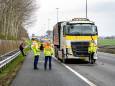 Twee vrachtwagens botsen op A27 bij Raamsdonksveer, ruim een uur file