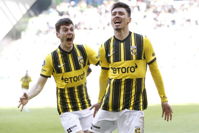 Dominik Oroz juicht nadat hij de 2-1 heeft gemaakt voor Vitesse tegen NEC.