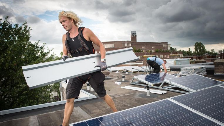 Veel mensen met hogere inkomens kunnen ook gemakkelijker profiteren van de salderingsregeling, een klimaatsubsidie op zonnepanelen. Beeld Mats van Soolingen / HH