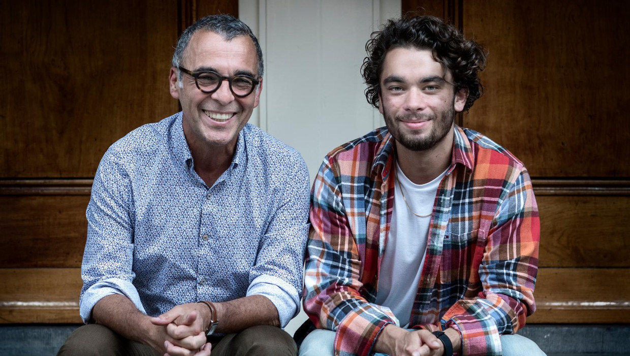 Edward Nagel (59) en zijn zoon Thomas (25). 'Die vrijheid uit jouw tijd pa, is voor sommigen fijn en voor anderen minder.' Beeld Linelle Deunk 