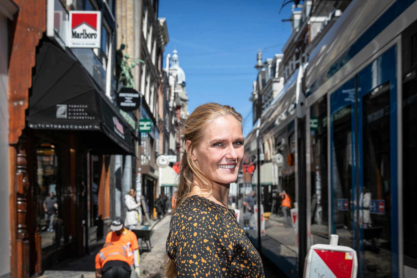Moeder van omgekomen surfer Max te zien bij Mooiste Meisje van de Klas Foto AD.nl