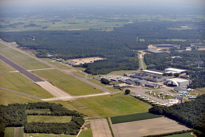 Vliegbasis Woensdrecht is zo'n 500 voetbalvelden groot. De start- en landingsbaan wordt gebruikt door de luchtmacht, maar ook door burgertoestellen die bij de 'buren' van Fokker op Aviolanda in onderhoud gaan.