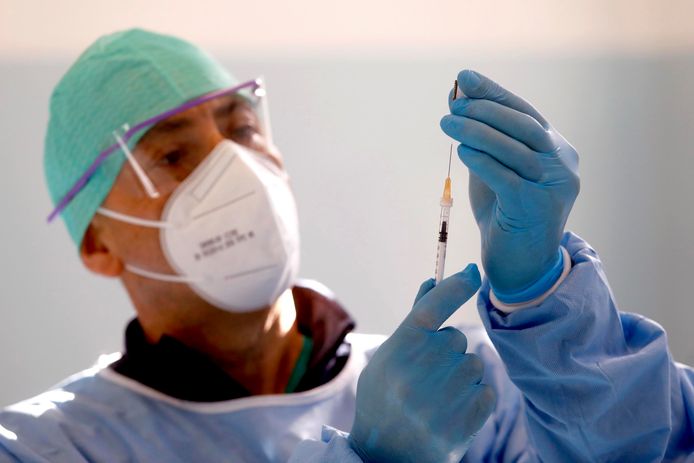 Een gezondheidswerker bereidt een inenting voor in een vaccinatiecentrum in Milaan.