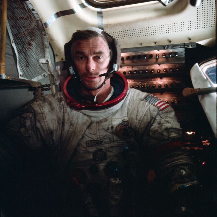 Gene Cernan, de laatste mens op de maan kort na zijn derde maanwandeling. Zijn ruimtepak is vies van het grijze maanstof. Beeld Nasa