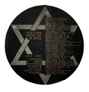 Marmeren plaquette bij de synagoge in Kampen, ter nagedachtenis aan de Joodse inwoners van Kampen die tijdens de Tweede Wereldoorlog om het leven zijn gekomen.