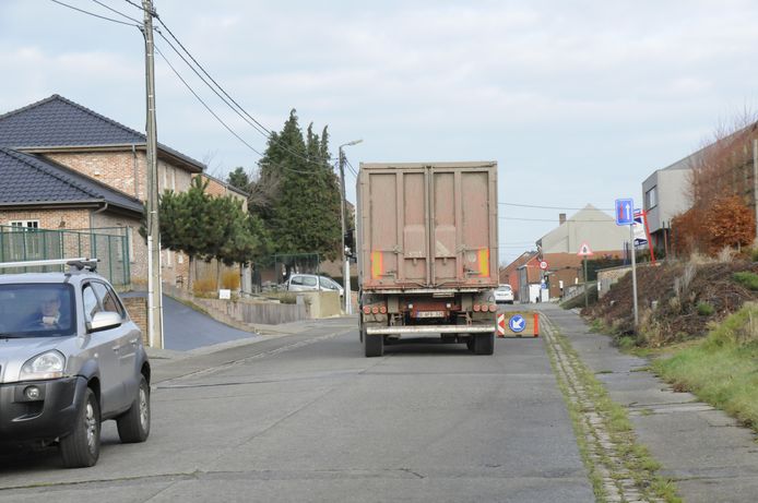 De bloembakken in de Sint-Hubertusstraat werden 'per ongeluk' terug geplaatst.