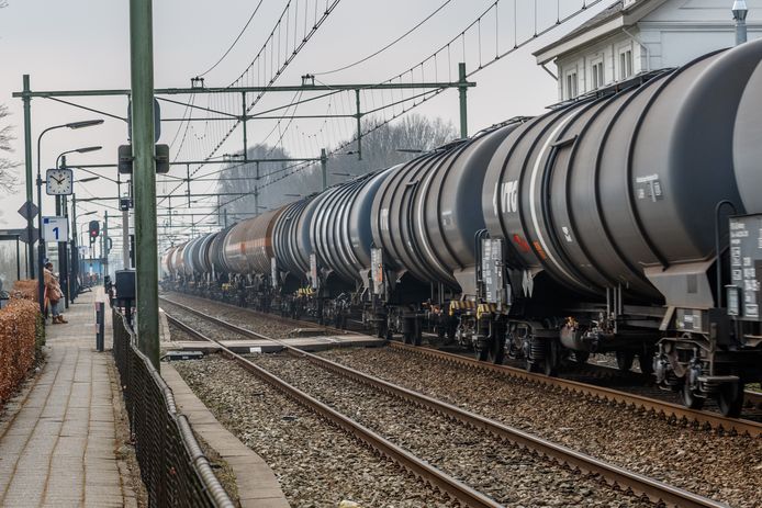 Er mogen - als het aan staatssecretaris Stientje van Veldhoven ligt - meer treinen met gevaarlijke stoffen bij Apeldoorn, Deventer en Zutphen gaan rijden.