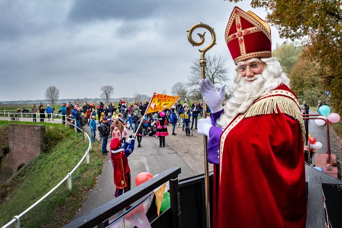 Sinterklaas, in zijn boot op wielen.