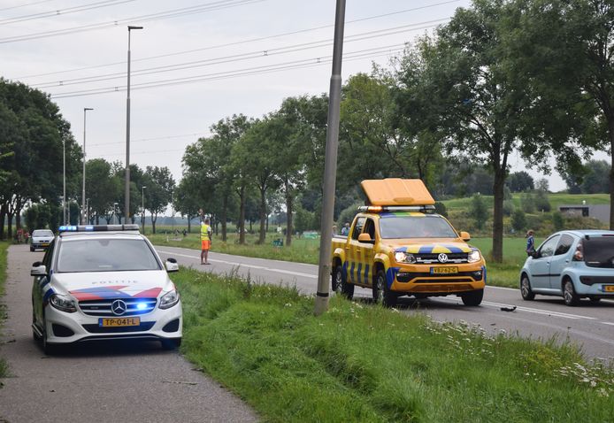 Op de Broekhuizerstraat in Wehl is een bijrijder gewond geraakt bij een ongeluk. Dat gebeurde doordat een auto moest afremmen voor het onderzoek naar een dodelijk ongeluk waarbij twee vermiste vrouwen slachtoffer waren.