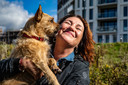 Patricia Otto met haar hondje Doortje. De Zutphense strijdt voor een losloopgebied in de Zutphense nieuwbouwwijk Noorderhaven.