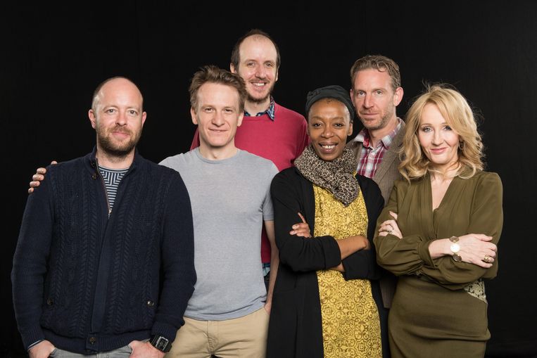 Het team achter het toneelstuk. V.l.n.r. Regisseur John Tiffany, Jamie Parker (Harry Potter), scenarist Jack Thorne, Noma Dumezweni (Hermelien), Paul Thornley (Ron) en J.K. Rowling. Beeld EPA