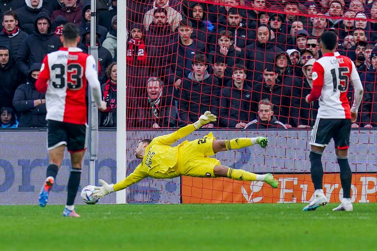 Feyenoord-doelman Timon Wellenreuther kan niet bij de bal na een schot van Thorgan Hazard, die PSV daarmee op 0-2 zet. Beeld Pro Shots / Kay Int Veen
