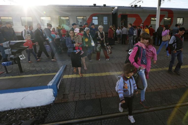 Mensen die het geweld in Oost-Oekraïne zijn ontvlucht verzamelen bij een treinstation. Beeld reuters
