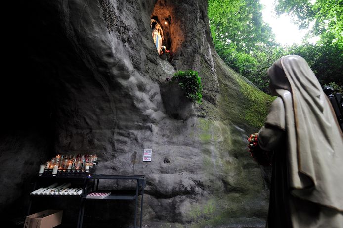 De Rozenkransgebedsdag bij de Lourdesgrot in Sint Willebrord werd vorig jaar georganiseerd door de Heilige Catharina van Siena-stichting met medewerking van de Franciscusparochie. Dat laatste zal niet meer gebeuren.