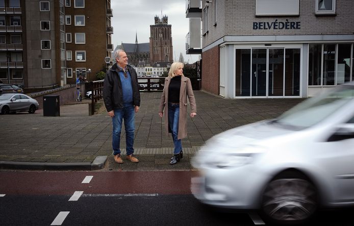 André Ruiterman en Jacqueline Euser: ,,Wij kunnen nog rennen als we over willen steken, oudere mensen niet.”