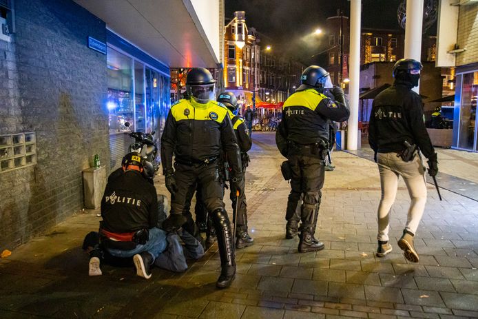 De politie arresteerde in Rotterdam 35 relschoppers.