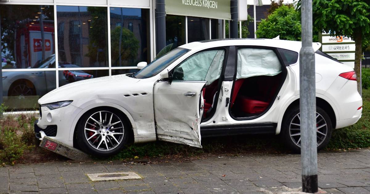 Peperdure Maserati in de prak bij ongeluk, bestuurder gewond.