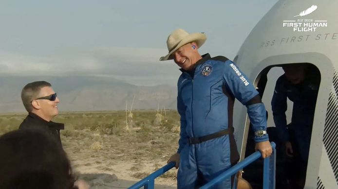 Jeff Bezos (à droite) après son retour de l'espace avec la capsule réutilisable New Shepard de Blue Origin, qui a atterri en toute sécurité le 20 juillet 2021 à Van Horn, au Texas.