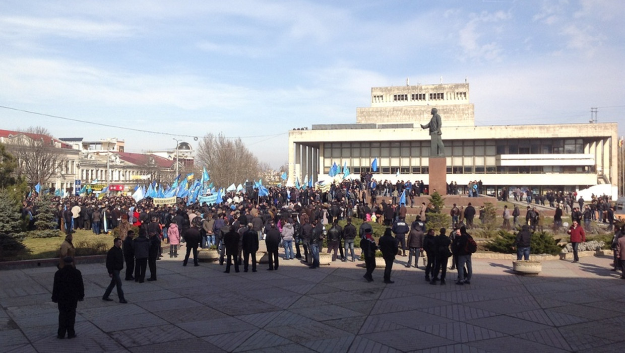 Een menigte is samengekomen in Simferopol, op het schiereiland De Krim, om het standbeeld van Lenin naar beneden te halen. Beeld ap