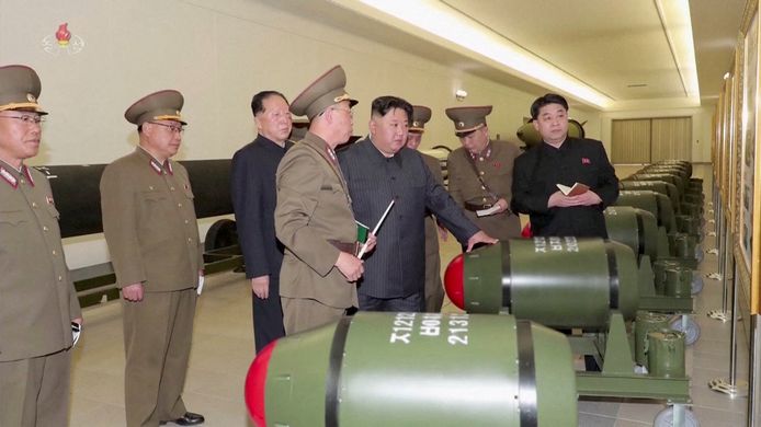 De staatsmedia toonden dinsdag de Noord-Koreaanse leider terwijl die een reeks kleinere raketten aan het inspecteren was, die leken op tactische kernwapens.