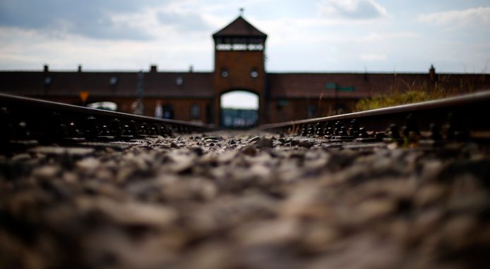 Spoorrails voor de hoofdingang van het voormalige concentratiekamp in het Poolse Oswiecim.