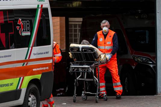 Italië is het Europese land dat momenteel het zwaarst is getroffen door de virusuitbraak. De Italiaanse autoriteiten hebben melding gemaakt van zo'n vierhonderd besmettingen en twaalf doden. 