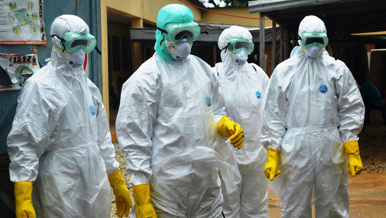 Medewerkers van het Rode Kruis in Guinee. De terugkeer van artsen uit het besmettingsgebied is een belangrijke reden om ebolamedicijnen beschikbaar te stellen. Beeld afp