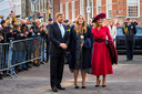 De Prinses van Oranje wordt binnengeleid in de Raad van State door Zijne Majesteit de Koning Willem Alexander, voorzitter van de Raad van State.
