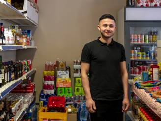 Als veertienjarige gevlucht uit Afghanistan, nu maakt Mujib (21) hier zijn droom waar: “Hart en ziel in eigen winkeltje steken”