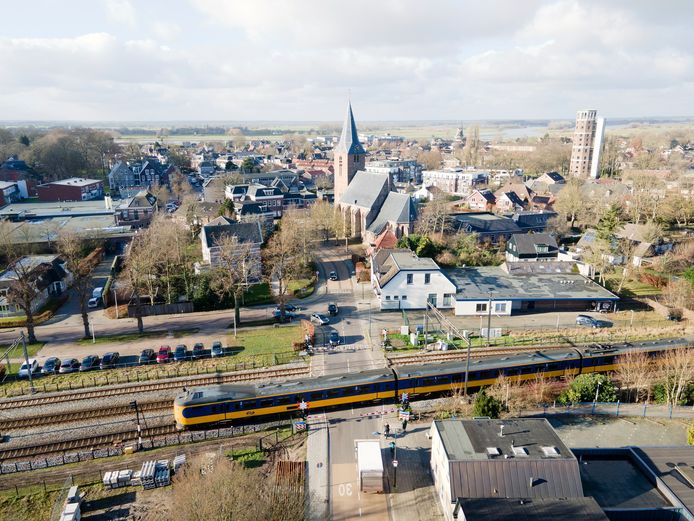 Bij de spoorwegovergang Jan Hooglandstraat in Olst, vlakbij het station, liggen nu nog drie sporen. Dat worden er binnenkort twee.