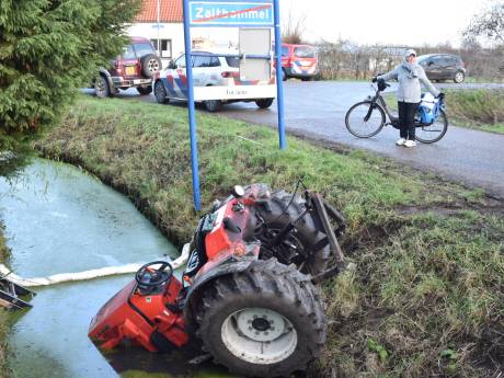 Tractor belandt in de sloot in Zaltbommel, bestuurder naar het ziekenhuis