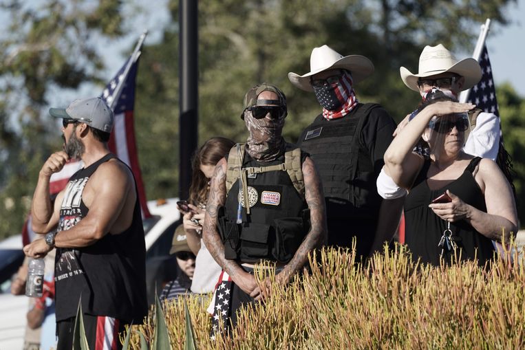 Rechts-extremisten bekijken een Black Lives Matter-protest in La Mesa, Californië.  Beeld AFP