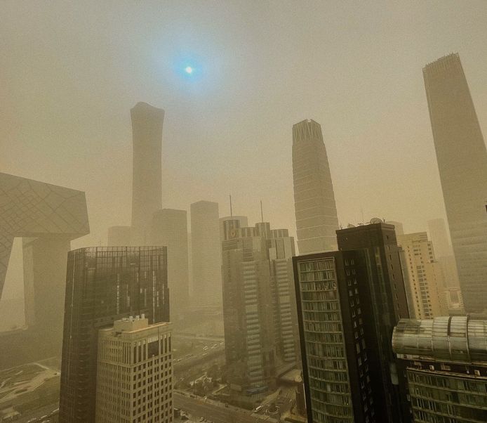 Spectaculaire beelden uit Peking na zandstorm.