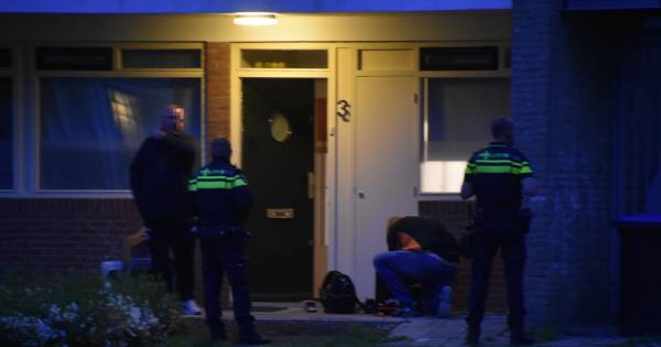 Arrestatieteam valt huis in Gouda binnen.