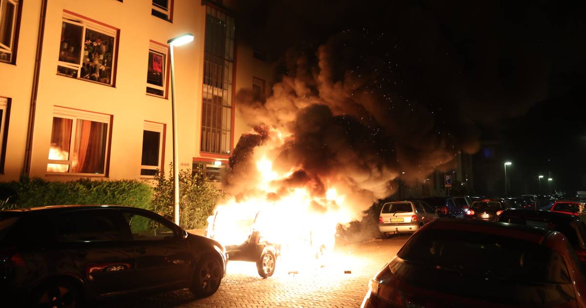 Omwonenden opgeschrikt door knallen en vlammenzee: na steen door de ruit brandt auto volledig uit
