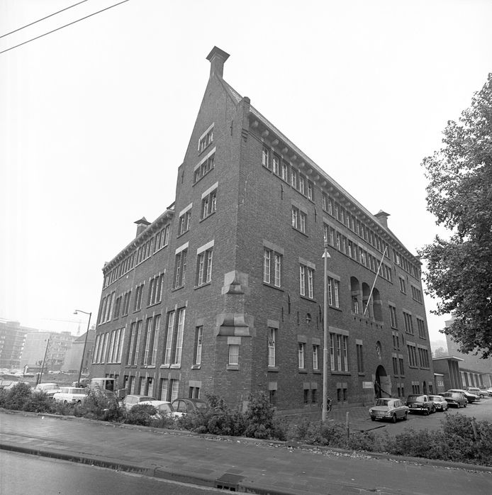 Exterieur van het bankgebouw Mees & Hope aan de Blaak 10 in 1967.
