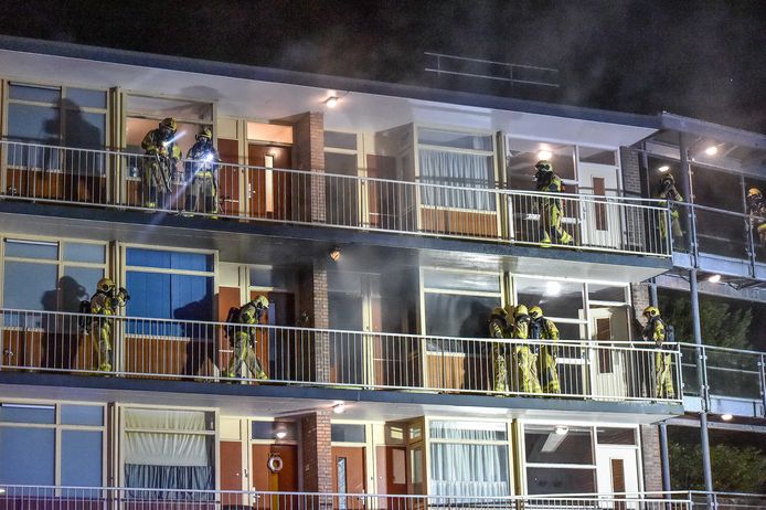 Nachtelijke consternatie afgelopen weekeinde aan de Anklaarseweg in Apeldoorn. Nadat brand is ontdekt in één van de appartementen ontruimt de brandweer de overige woningen.