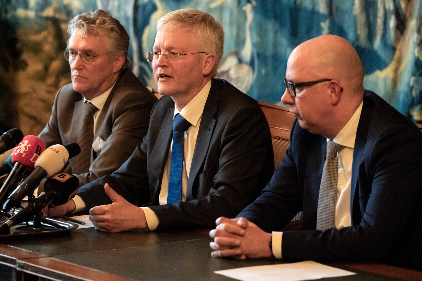 De drie voorzitters van de Brabantse veiligheidsregio's, bijeen op de persconferentie van 10 maart.  Van links naar rechts John Jorritsma (burgemeester Eindhoven), Theo Weterings (burgemeester Tilburg) en Jack Mikkers (burgemeester Den Bosch).