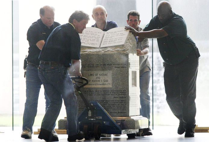 Het monument voor de tien geboden werd in 2003 na Moores ontslag toch verwijderd.