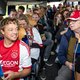 Mee in de bus met Terschellinger Ajaxfans: ‘Wij zijn de beste, net als Ajax’
