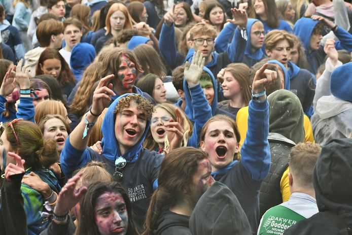 In Roeselare vierden ze de 50 dagen in plaats van de 100 dagen. De jongeren gingen vanaf 6u 's morgens uit de bol op het Polenplein.