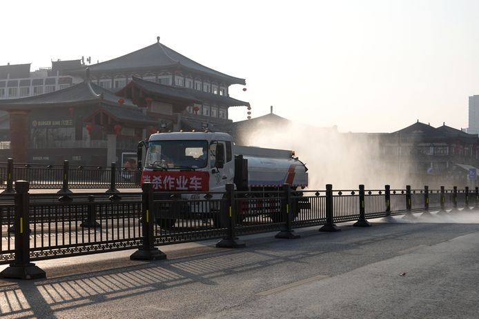 Le strade in Cina sono ancora in fase di disinfezione.