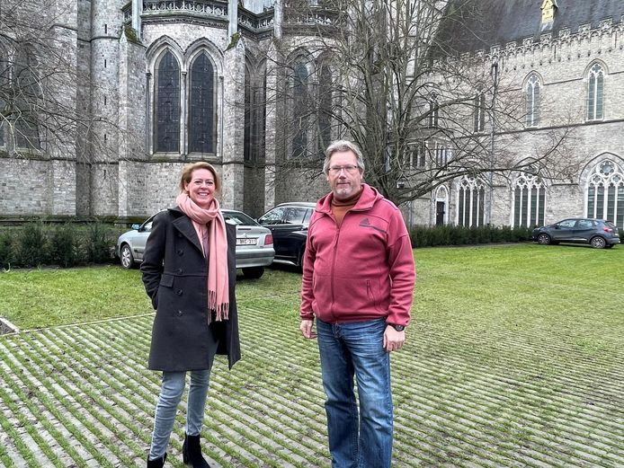 Burgemeester Talpe en schepen Ives Goudeseune aan de nieuwe parking.