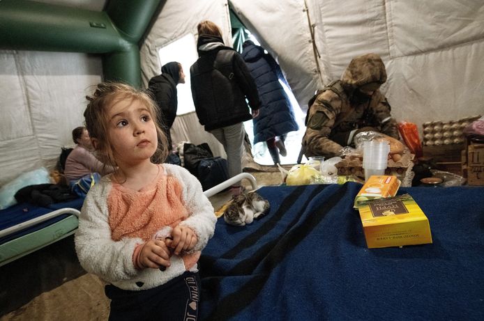 Geëvacueerden uit Marioepol bereiken het vluchtelingenkamp in de Donetsk-regio.