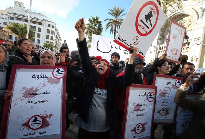 Mensen protesteren in de Avenue Habib Bourguiba in Tunis, Tunesië.