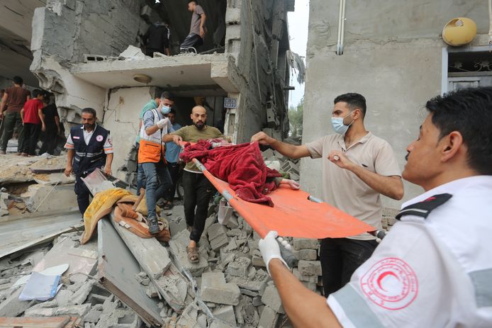 Palestijnen evacueren een dood kind uit een gebouw dat verwoest werd tijdens het Israëlische bombardement op de Gazastrook in Rafah, zondag 29 oktober 2023. (AP Photo/Hatem Ali)